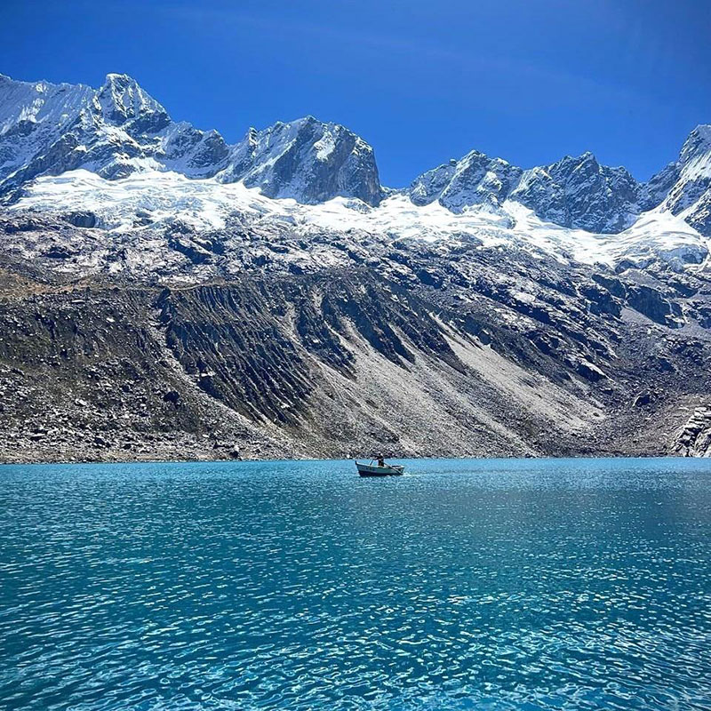 3er lugar: «Navegando sobre los 4 000 m.s.n.m en la paradisíaca Laguna Roqutuyoc», Reserva de Biosfera Huascarán – Bernardet Zavala De La Cruz (La Libertad).